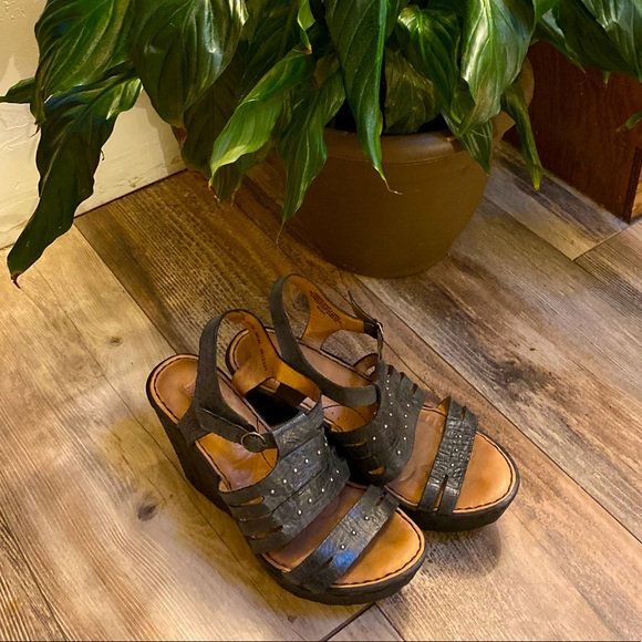 born aakash platform wedge sandal